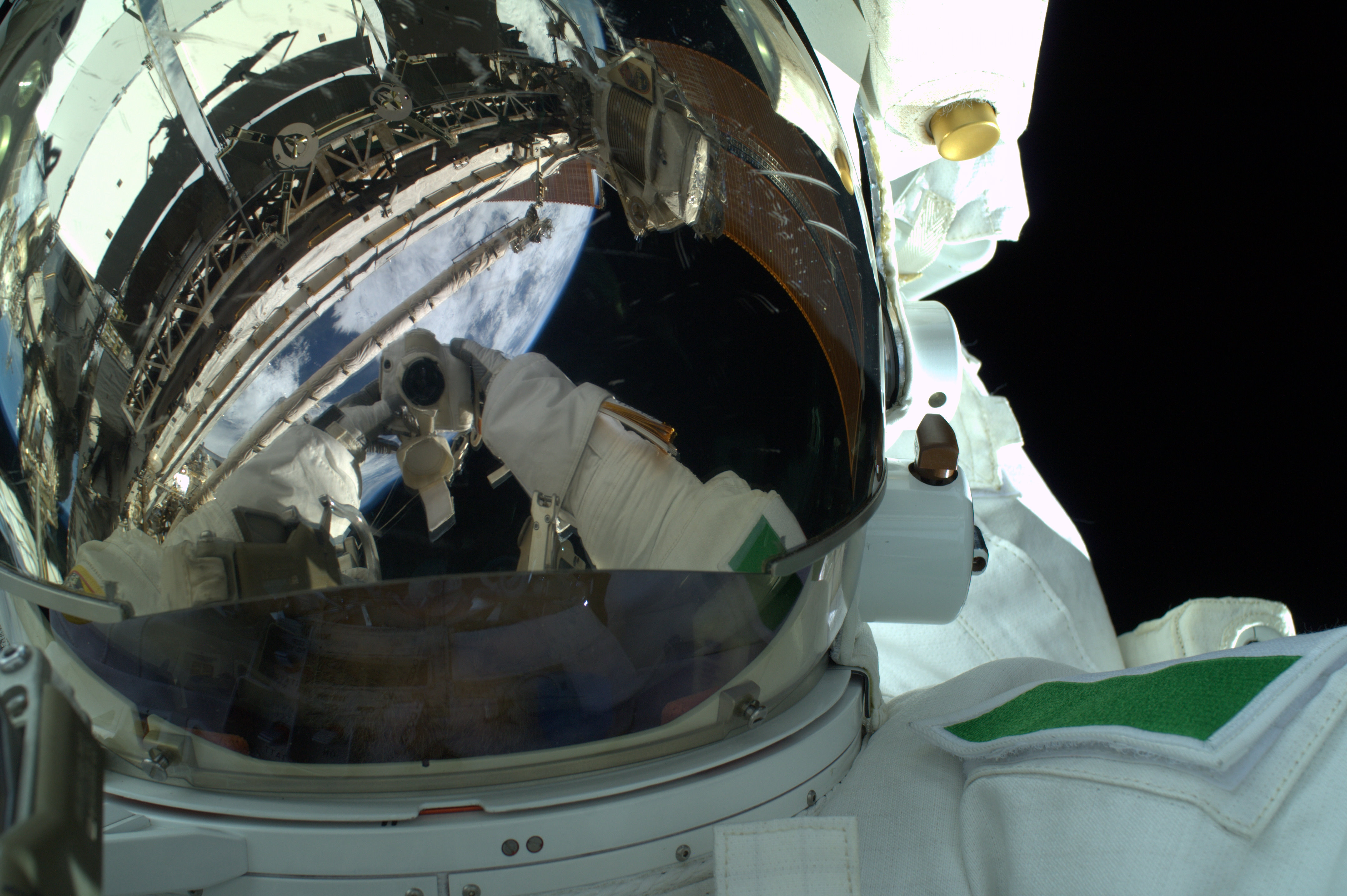 Luca Parmitano, “Volare – 166 giorni con @astro_luca”