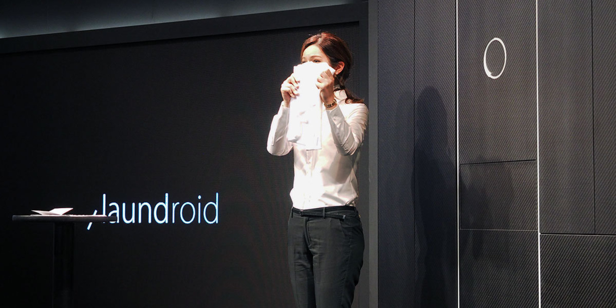 Laundroid : il robot che piega e stira i vestiti