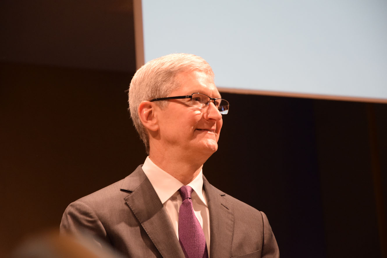 Tim Cook: “Saranno gli utenti a decidere sul rallentamento degli iPhone”