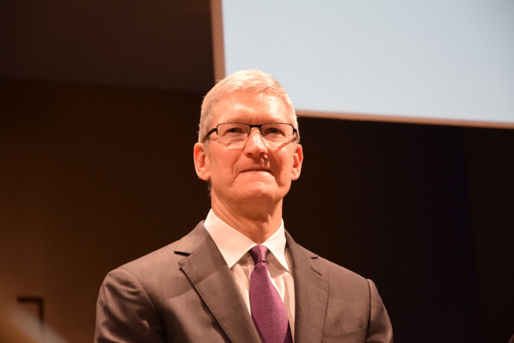 Ihone 10 anni Tim Cook Booconi Milano