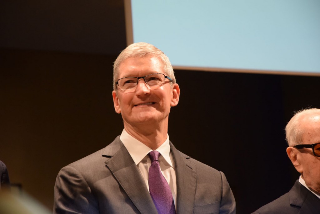 apple trimestre da record Tim Cook Bocconi Milano risultati finanziari apple