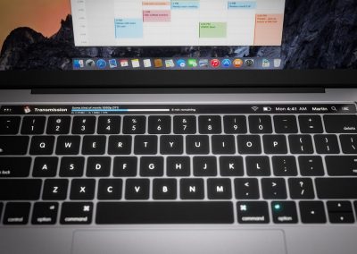 Nuovi Mac Book Pro con display Oled -frontal Concept