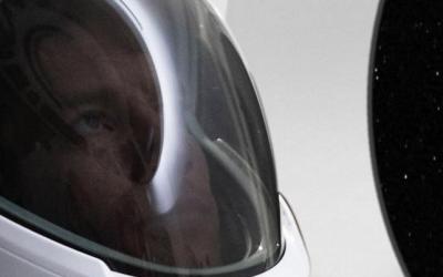 Elon Musk mostra la tuta spaziale di SpaceX