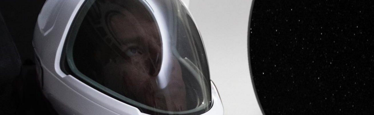 Elon Musk mostra la tuta spaziale di SpaceX