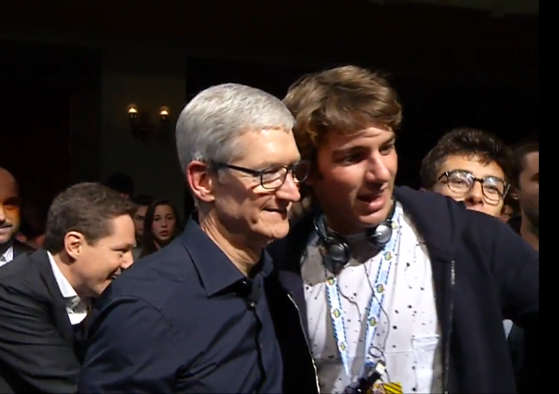 Tim Cook a Firenze : un selfie con i ragazzi