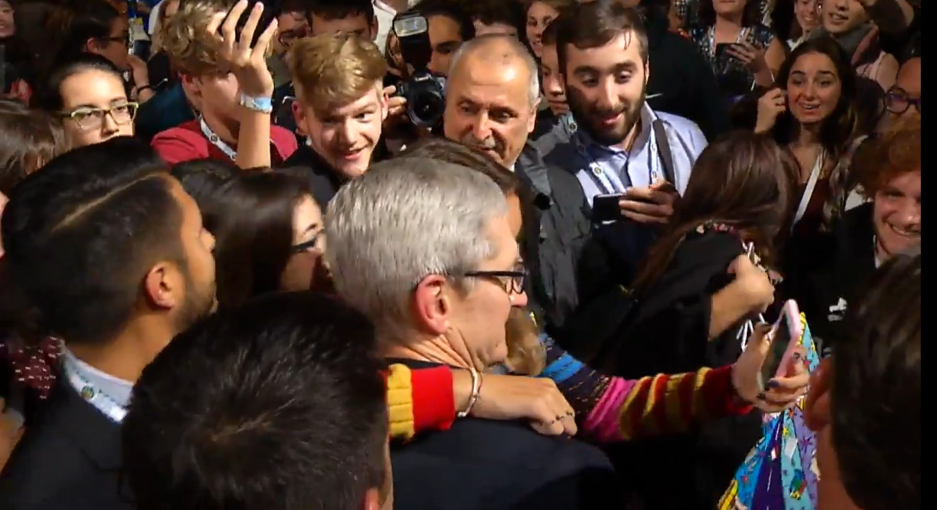 Tim Cook a Firenze : l'abbraccio della folla