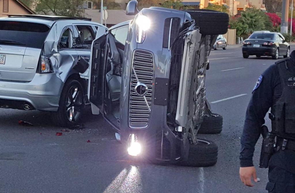 Auto uber guida autonoma uccide donna