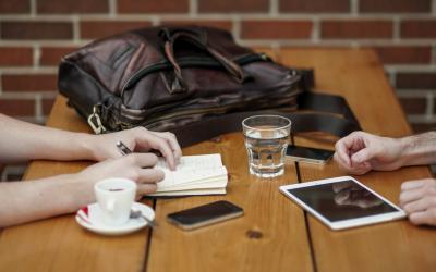 Il tuo telefono ti ascolta davvero, non sei paranoico