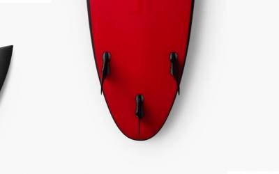 Tesla lancia una tavola da surf da 1.500 $: esaurita in pochi minuti