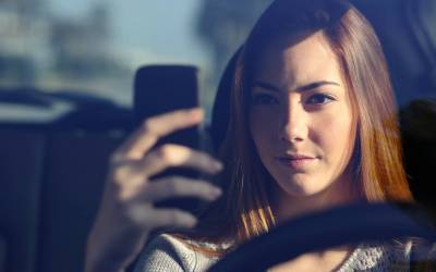 Smartphone alla guida: i cartelli stradali rilevano l’uso improprio