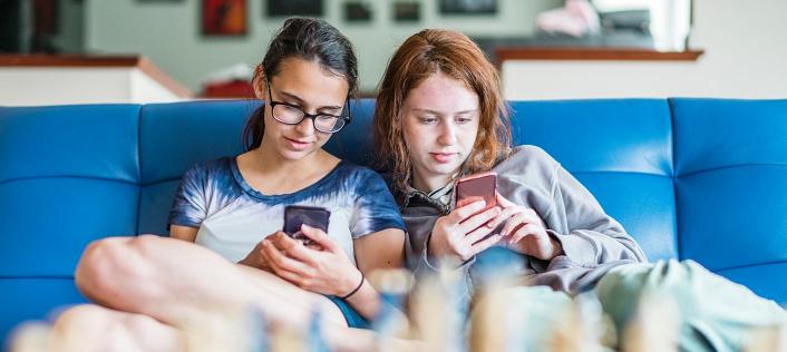 Adolescenti e social come li utilizzano pro e contro