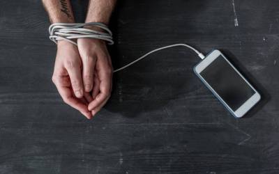 Dipendenza da smartphone: sintomi, conseguenze e rimedi