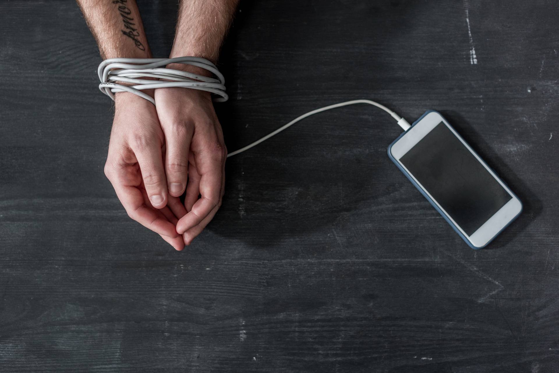 Dipendenza da smartphone: sintomi, conseguenze e rimedi