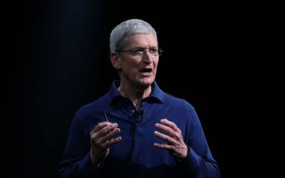 Tim Cook critica il commercio dei dati ed elogia il GDPR