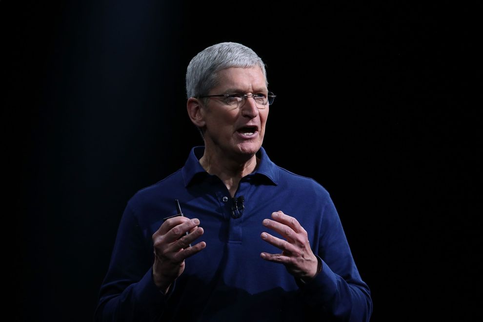 Tim Cook critica il commercio dei dati ed elogia il GDPR