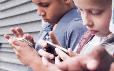 Regole per limitare l’uso dei cellulari tra i ragazzi: a favore Tim Cook, Elon Musk e Zuckerberg