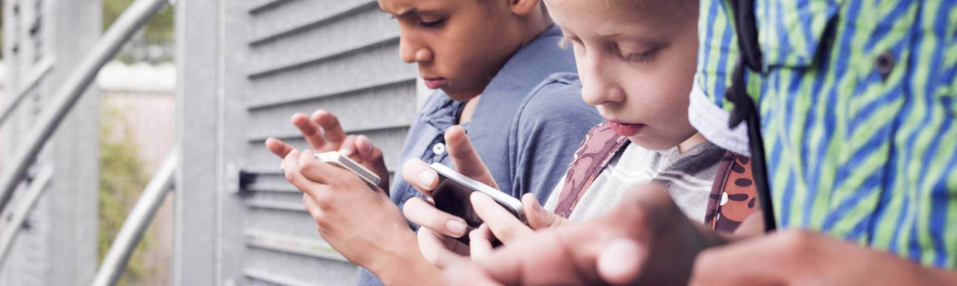 Regole per limitare l’uso dei cellulari tra i ragazzi: a favore Tim Cook, Elon Musk e Zuckerberg