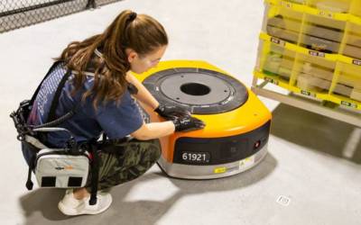 Amazon crea il giubbotto per proteggere i dipendenti dai robot