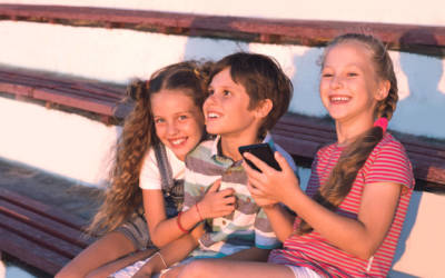 Bambini e smartphone: gli effetti non sono dannosi. Lo dicono i pediatri