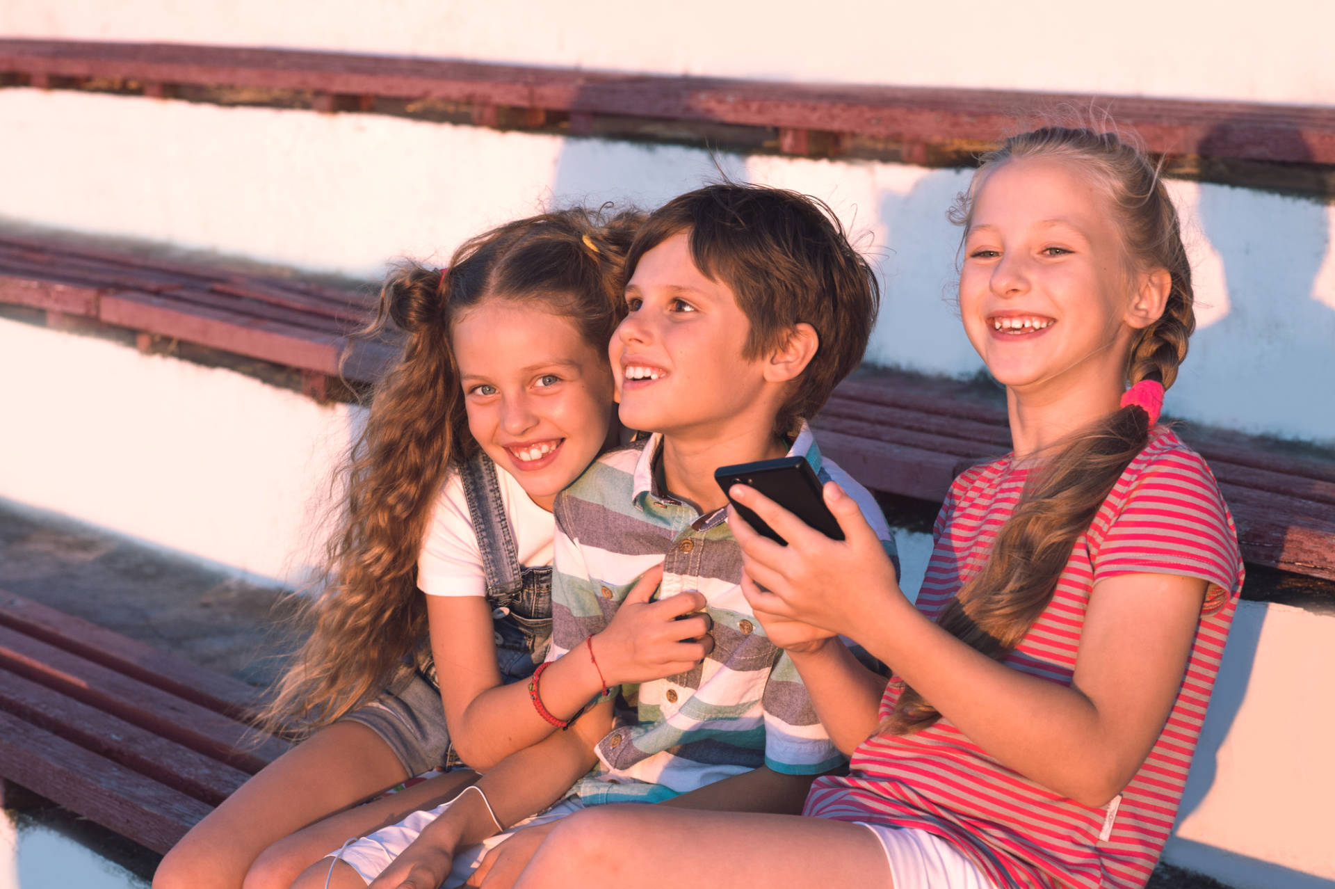 Bambini e smartphone: gli effetti non sono dannosi. Lo dicono i pediatri