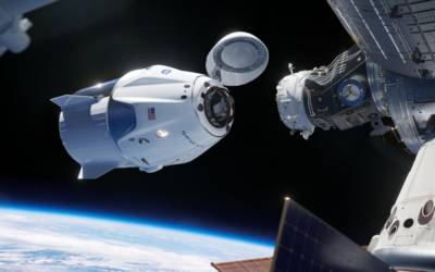 La navicella SpaceX Crew Dragon aggancia la stazione spaziale: traguardo storico