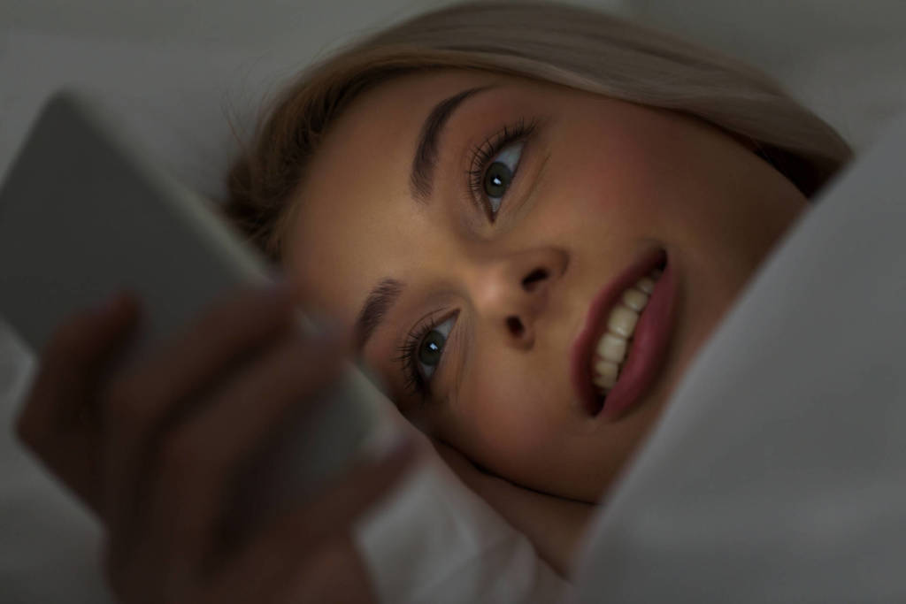 Dormire con il telefonino: perché portiamo a letto i nostri dispositivi