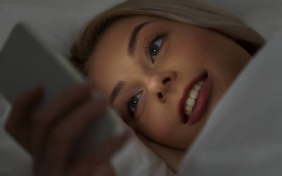 Dormire con il telefonino: perché portiamo a letto i nostri dispositivi