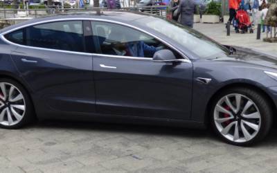 Tesla Model 3 test drive su strada in Italia: tutte le caratteristiche