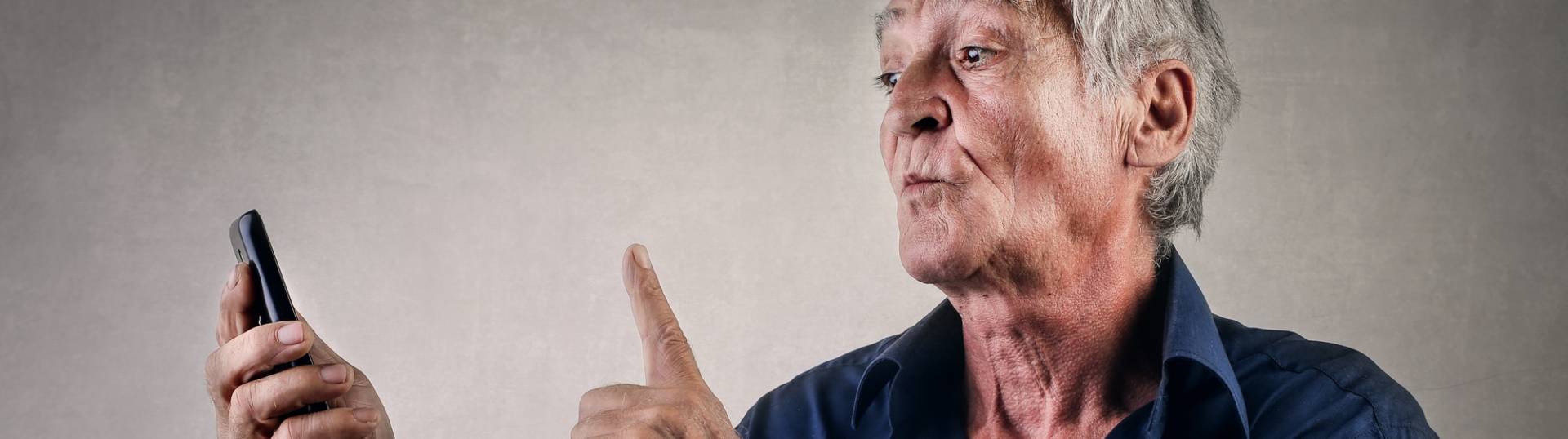 Gli over 65 sono quelli che condividono più fake news su Facebook