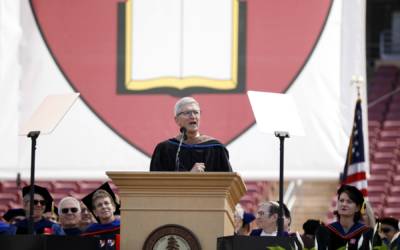 Tim Cook discorso a Stanford: le aziende tecnologiche devono assumersi la responsabilità per il caos che creano