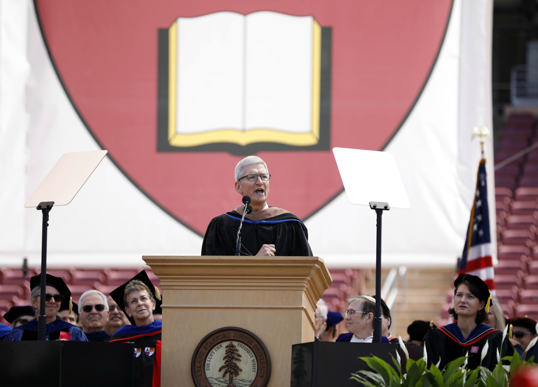 Tim Cook discorso a Stanford: le aziende tecnologiche devono assumersi la responsabilità per il caos che creano