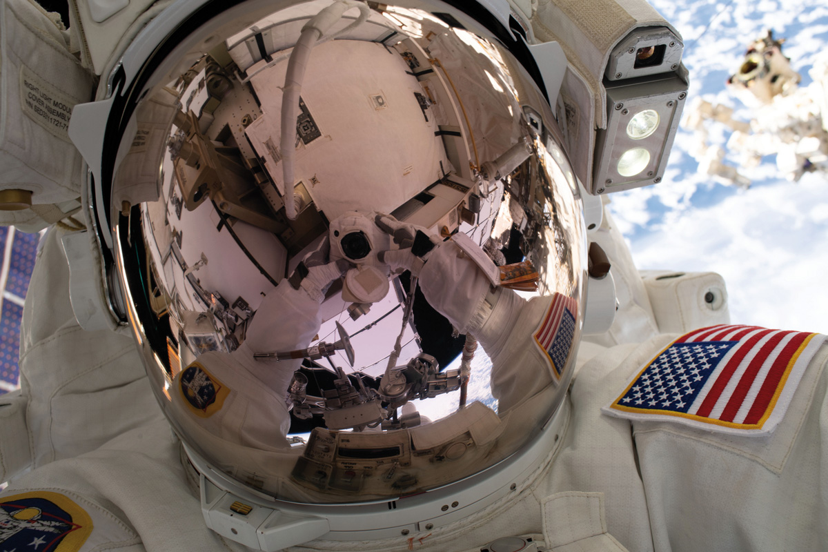 Il primo selfie dallo Spazio e tutti quelli che sono seguiti