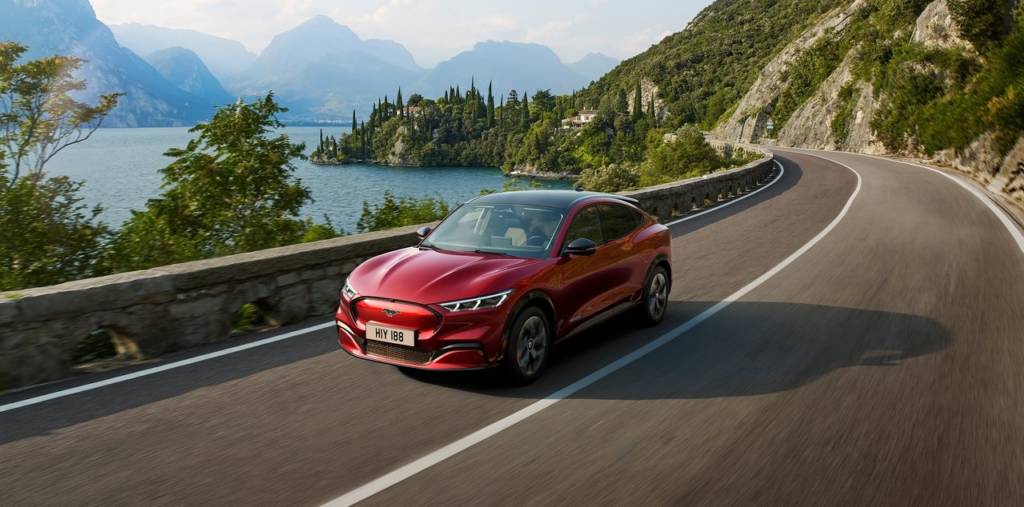 Ford Mustang Mach E su strada