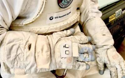 NASA: un guanto intelligente per comandare i droni