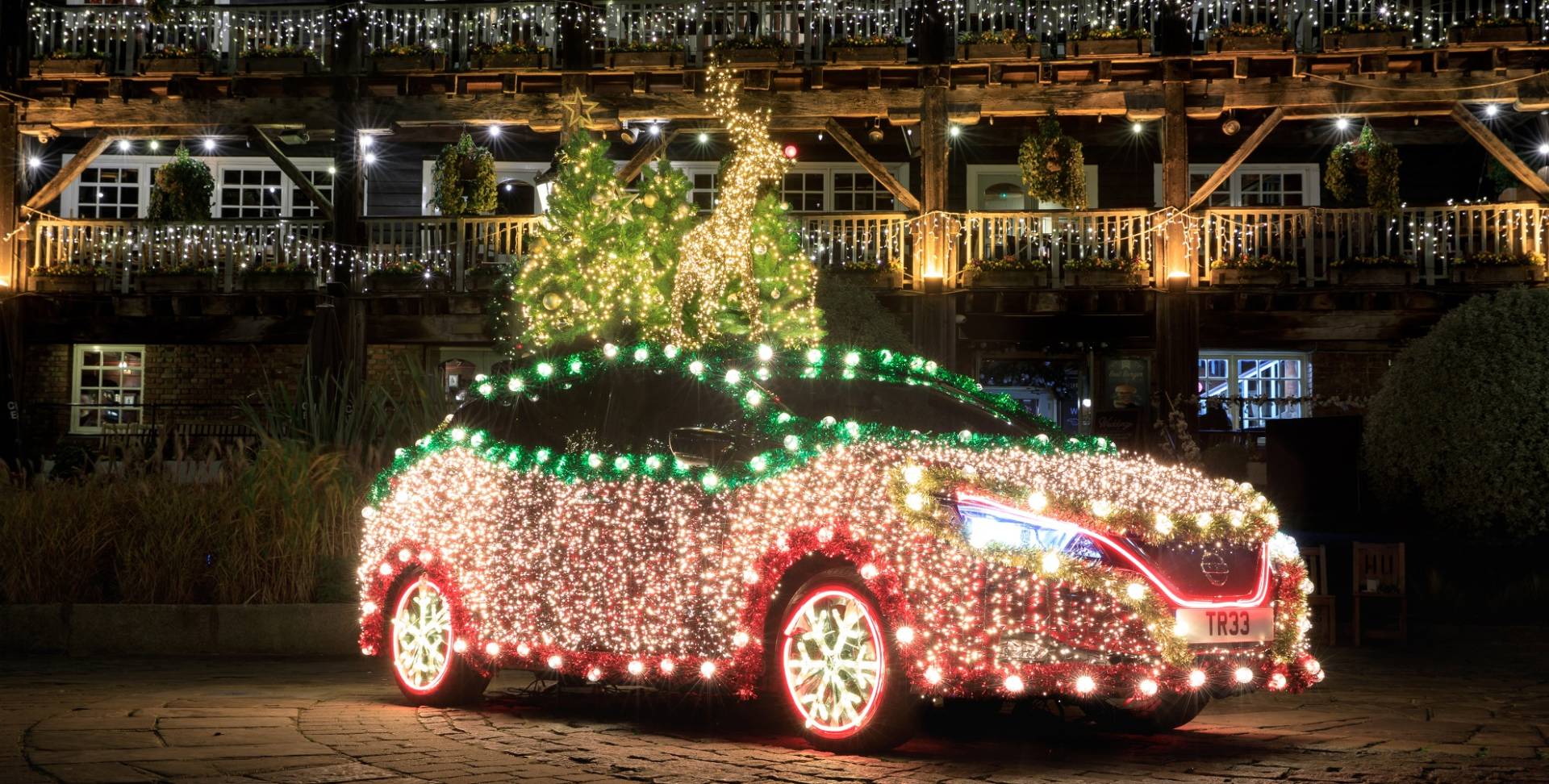 Una Nissan LEAF diventa una ‘slitta ecosostenibile’ ed elettrizza il Natale