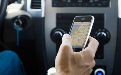 Guida con cellulare, arrivano le prime telecamere di rilevamento