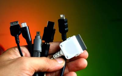 L’Europa impone il caricabatteria unico per tutti gli smartphone