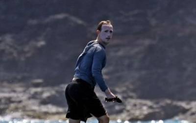 Foto virale di Mark Zuckerberg: il volto coperto di crema solare fa ridere il web