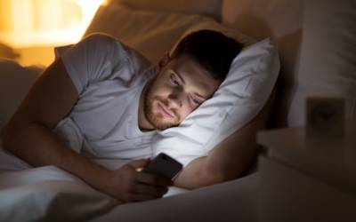 Utilizzo dello smartphone: un italiano adulto su due lo usa a letto