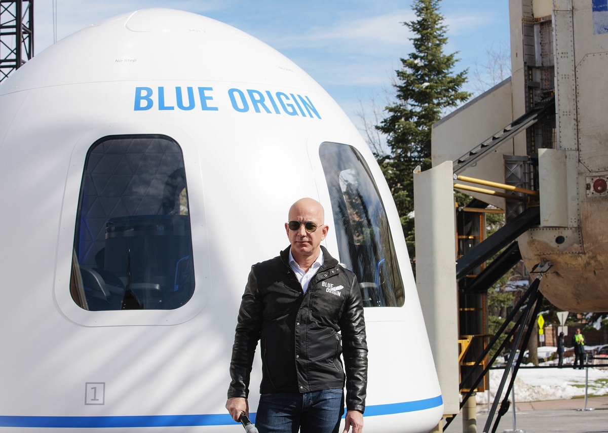 Pagati 28 milioni di dollari per volare nello spazio insieme a Jeff Bezos