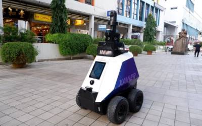 I poliziotti robot pattugliano le strade da Singapore alla Germania