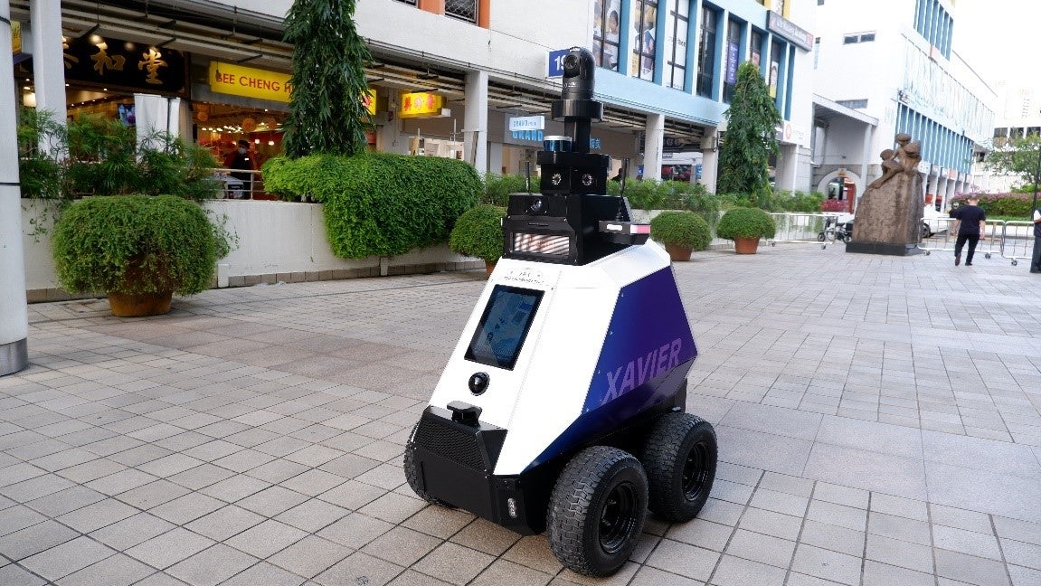 I poliziotti robot pattugliano le strade da Singapore alla Germania
