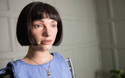 Ai-Da il robot che sa scrivere poesie e creare opere d’arte