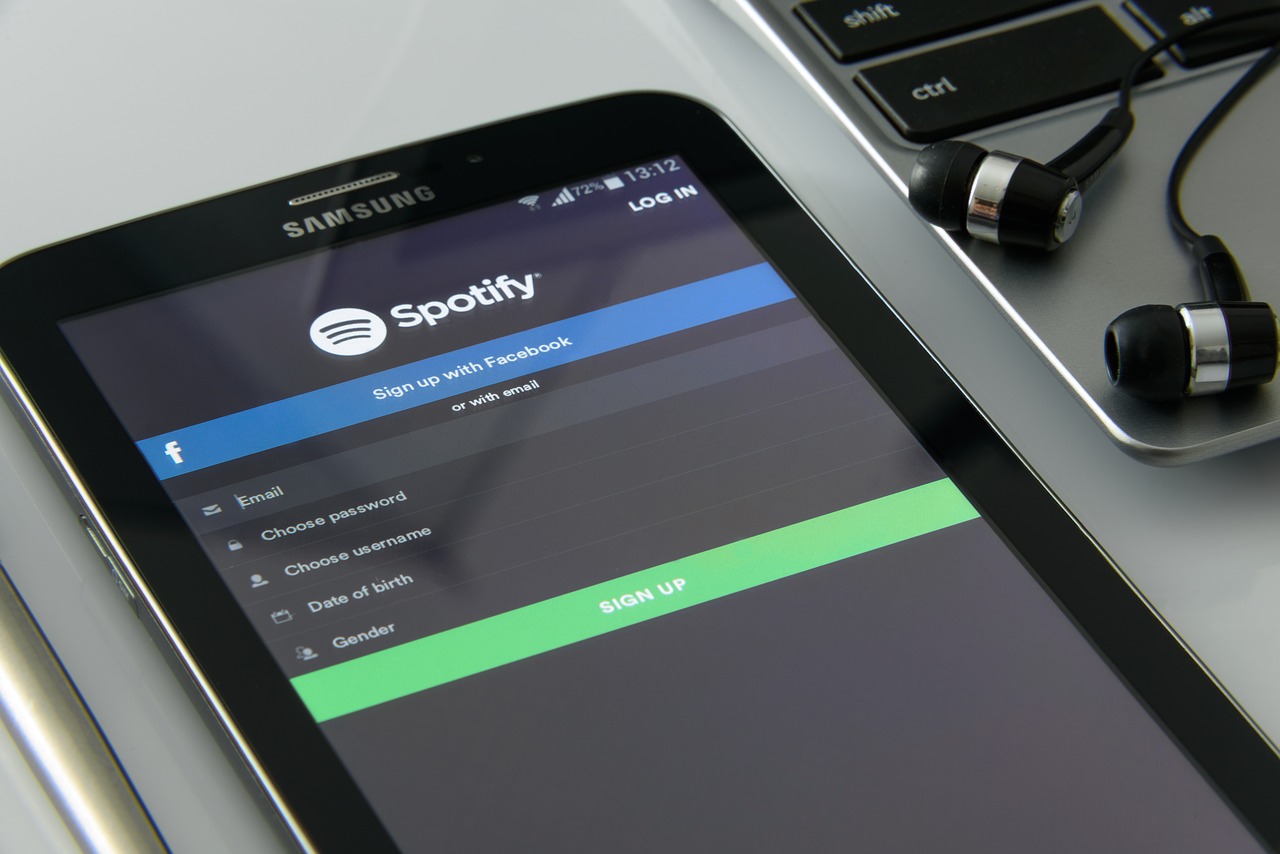 Podcast no vax, Spotify annuncia nuove misure per fermare l’informazione fuorviante