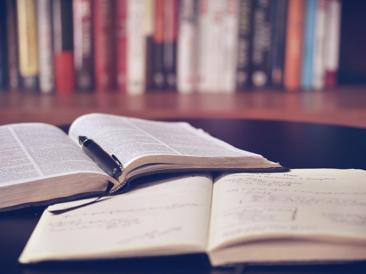 Mercato dei libri 2022, le vendite online lasciano spazio ai negozi tradizionali