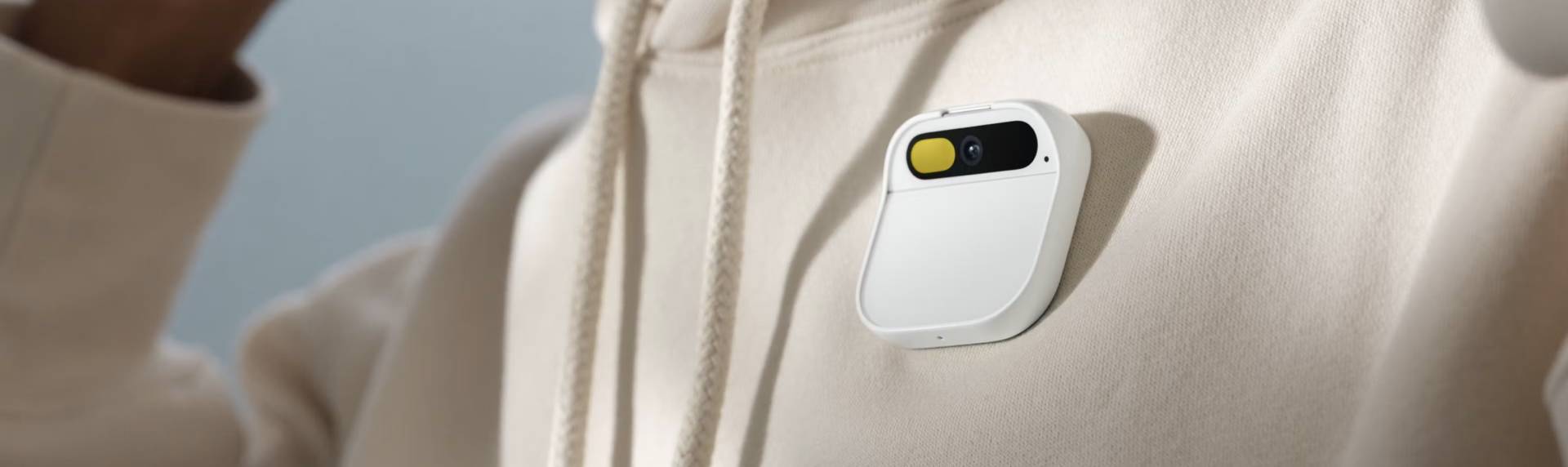 AI Pin, come funziona il dispositivo AI che si indossa e sostituisce lo smartphone