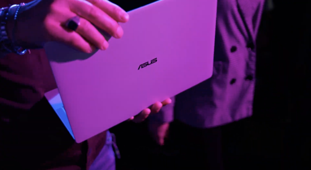 ASUS ExpertBook Ultra: il laptop da 0,99 kg che sfida la gravità del business